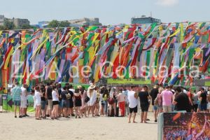 Festivalul NEVERSEA si-a deschis portile. Taram fantastic, plin de culoare si multe surprize. Ce artisti vor urca astazi pe scena (fotoreportaj)