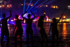 „One Life”, imnul Neversea compus de Mike Perry pentru ediţia din acest an a celui mai mare festival de pe plajă din România