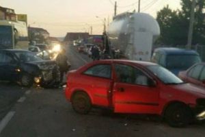 Șoferul autocisternei a rănit o femeie şi a turtit un Jaguar!