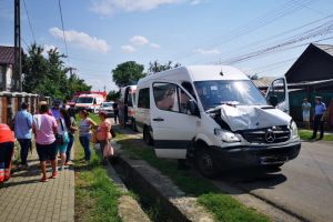 Accident rutier grav in judetul Prahova. Un microbuz de calatori si un autotren, implicate (galerie foto)