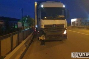 FOTO, VIDEO| Accident rutier la ieşire din Alba Iulia, spre Teiuş. Un autotren a acroşat un parapet şi a rămas blocat pe marginea şoselei