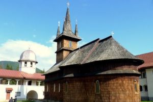 ACADEMIA MUNȚILOR ( I ) La limita dintre cer şi pământ: taberele de vară de la Mănăstirea Oaşa