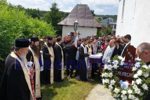 FOTO Părintele Clement Gheorghiu, condus pe ultimul drum. Un sobor de peste 20 de preoţi a oficiat slujba de înmormântare