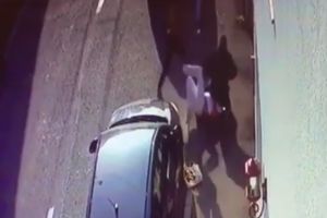 Om de afaceri bătut cu levierul în plină stradă de doi bărbaţi