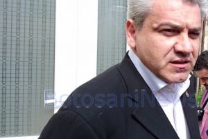 Un parlamentar se alătură mitingului de protest uriaş al botoşănenilor faţă de starea dezastruoasă a drumurilor. „Îşi rup maşinile zi de zi, de ani buni”