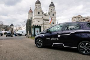 Maşinile complet electrice vor fi scutite de plata taxei în parcările publice