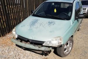 FOTO Tânără de 22 de ani ruptă de beată la volan – A intrat cu maşina în gard