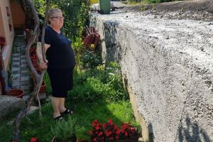 Accesul în curţile în faţa cărora asfaltatorii străzii Sadoveanu au construit un zid va ...