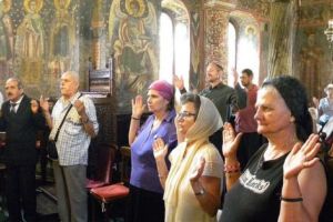 Preot piteştean, călăuză pentru surdomuţi din toată ţara!