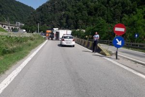 FOTO Tir răsturnat pe Valea Oltului – Sensul Sibiu – Vâlcea, blocat