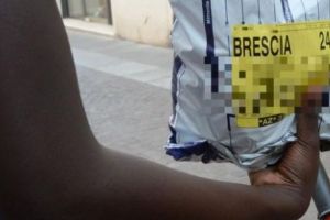 Mail-şoc al unei firme: Nu ne mai trimiteţi curieri de culoare, n-o să le permitem accesul