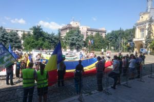 VIDEO Protest restrâns cu aproape 200 de oameni în faţa Consiliului Judeţean: Ne-am săturat să fim minţiţi. Ne-am săturat să vedem că mulţi sunt eroi pe Facebook