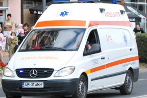 Șoferul unei utilitare a acroşat o persoană într-o parcare, din neatenţie