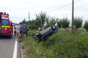Maşină răsturnată, cu roţile în sus, lângă Miersig. O tânără a fost rănită