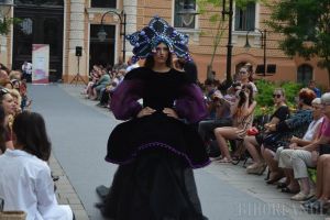 Muzeul frumuseţii: Absolventele Facultăţii de Arte şi-au prezentat creaţiile de modă la Gala Diplomelor (FOTO / VIDEO)