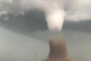 O tornadă a ucis 6 oameni şi a distrus aproape 4.300 de case. Vezi reacţia autorităţilor

