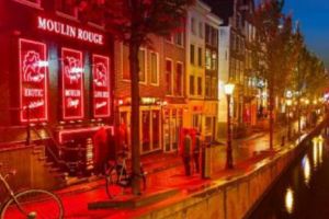 Primarul Amsterdamului vrea să STINGĂ luminile roşii din cartierul cu celebrele vitrine