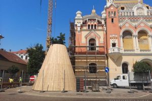 Refăcută, după incendiu: Turla palatului episcopal greco-catolic a ajuns în Piaţa Unirii şi va fi amplasată săptămâna viitoare (FOTO)