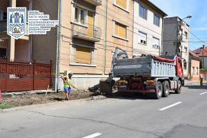 FOTO. Restricţii de circulaţie pe o stradă din municipiu. Se reabilitează trotuarele