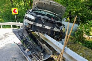 Accident în Peştiş: O şoferiţă însărcinată a ajuns la spital în stare gravă, după ce a 