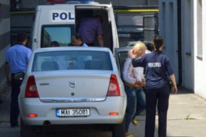 Blondina sub control judiciar, bărbaţii în arest