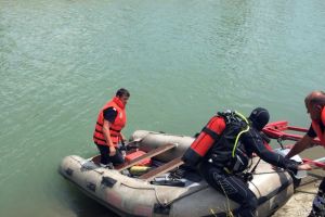 O nouă filă în dosarul „sinucidere misterioasă”. Dacă s-a înecat, hoitul va ieşi singur la suprafaţă!