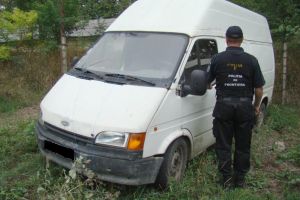 FOTO. Contrabandişti prinşi de poliţişti în Vama Petea. Au ascuns ţigări în trei autoutilitare