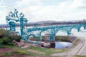 Inaugurarea, la 5 iulie, a unui important pod peste Dunăre, lângă Cetatea Sucidava (Corabia). Acum 1691 de ani