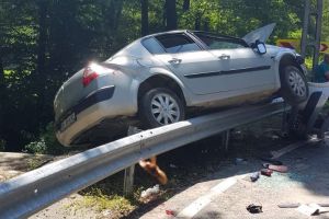 Dinamică şocantă a accidentului în care o tânără însărcinată a rămas fără o mână. Şoferiţei i s-ar fi făcut rău, maşina a rulat răsturnată pe şosea!
