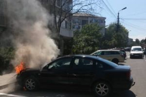 FOTO: O maşină a luat foc din senin pe strada Unirea Principatelor