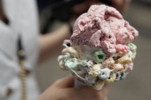 Imaginile care au scandalizat Internetul. O tânără a lins îngheţata, apoi a pus-o înapoi pe raft