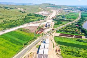 Video dronă: Cum arată autostrada A10 Sebeş-Turda, lotul 1, cu 6 luni înainte de deschiderea parţială a circulaţiei, promisă de constructor şi ministrul Cuc