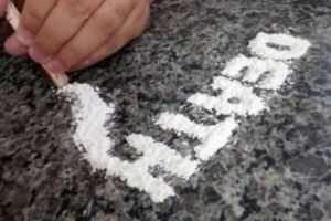 Traficanţi de droguri prinşi în Bacău. Vezi la ce preţ se vindea cocaina