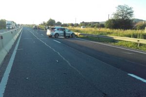 FOTO Trafic blocat la Veştem – O maşină s-a răsturnat pe drum