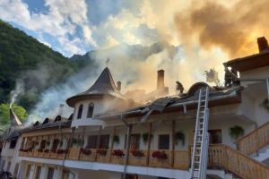 FOTO, VIDEO| BILANȚ parţial al incendiului de la mănăstirea RÂMEȚ: 1000 mp de acoperiş afectaţi, au ars bunuri personale din chilii precum şi obiecte de cult