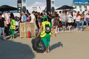 Polaris M Holding asigura curatenia la Festivalul Neversea din Constanta, pentru o plaja impecabila (fotoreportaj)