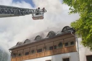  Focul a fost stins la Mănăstirea Râmeţ. După toată tragedia, există şi o veste oarecum bună