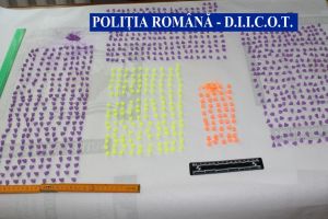 Traficanţi de droguri reţinuţi la Oneşti. S-au găsit asupra lor cocaină şi ecstasy