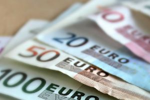 Doi bătrâni din Bacău au pierdut 2.000 de euro, păcăliţi prin metoda ACCIDENTUL