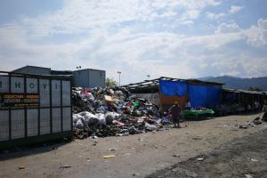 Munţi de deşeuri textile, la târgul de vechituri de pe Șoseaua Cristianului (Foto)