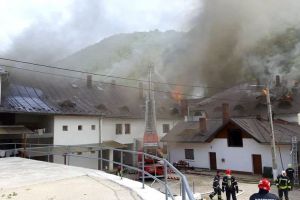 Incendiu de proporţii la Mânăstirea Rîmeţ. Flăcările s-au extins pe o suprafaţă de peste 800 de metri pătraţi