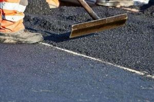 Locuitorii de pe o stradă din Bistriţa, rugaţi să elibereze parcările. Se toarnă asfalt