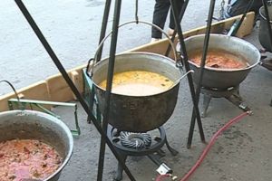 Inspiraţi de Street Food Festival, patronii de fast-food ies cu ciorbele în stradă