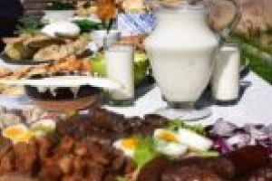 Sub soarele dogoritor, o nouă ediţie Banat Brunch. Amatorii de un prânz tradiţional vor putea mulge şi vaca!