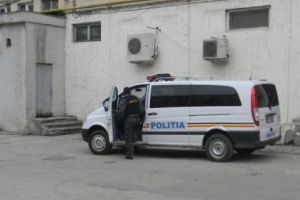 Păcăliţi cu file CEC fără acoperire. Mascaţii, după blocuri la Fortuna!