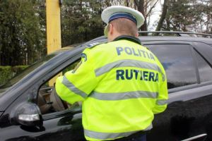 Poliţist de frontieră prins beat criţă la volan
