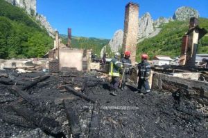 Incendiul de la Mănăstirea Râmeţ: 20 de pompieri lucrează la înlăturarea efectelelor negative produse de incendiu şi degajarea elementelor de acoperiş care nu mai prezintă siguranţă
