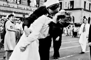 XOXO! Astăzi este o zi specială pentru cei care iubesc cu adevărat. Trăiască pupăcioşii!