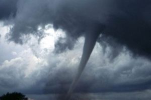 Imagini de coşmar. Tornada care a făcut prăpăd în Iaşi. Localnicii sunt îngroziţi