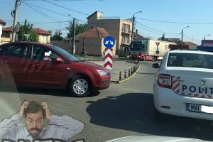 FOTO. Cu maşina pe contrasens, în sensul giratoriu. A dat nas în nas cu poliţiştii